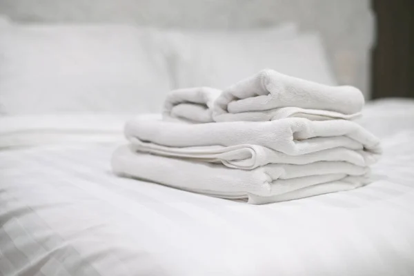 Biały Ręcznik Łóżku Pokoju Gościnnym Dla Klienta Hotelowego — Zdjęcie stockowe