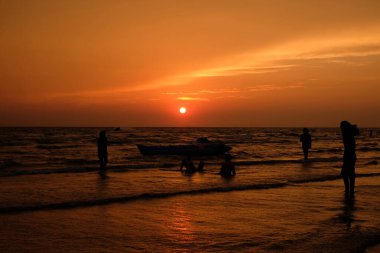 Denizin üzerinde gün batımı