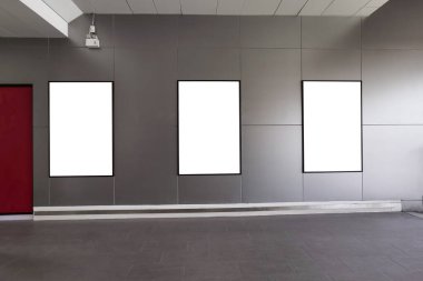 Alışveriş merkezindeki reklam panosu boş..