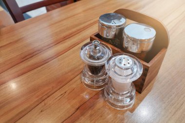 Eski, eski, ahşap masa ve bir bardak şarap.