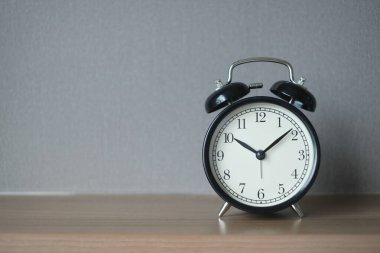 Gri arkaplan üzerindeki alarm saati ve kopyalama alanı tasarlamanız için.