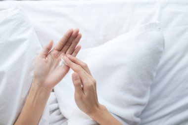 Ellerine nemlendirici krem süren kadın, Top View, güzellik konsepti..