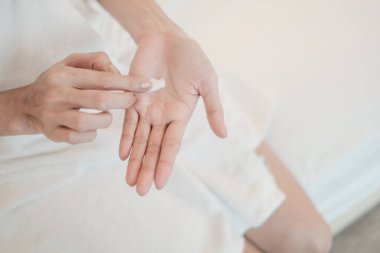 Ellerine nemlendirici krem süren kadın, Top View, güzellik konsepti..