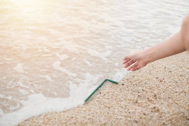 Kadınlar metroyu sahile bırakıyorlar..