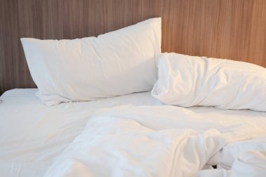 Uyan sabah sonra boş yatak.