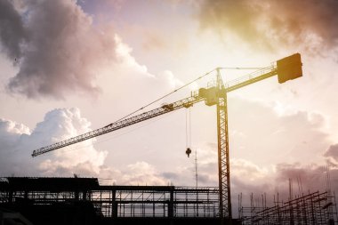 Tower Crane İnşaat 'ın silueti mavi gökyüzünde kopya alanı ile.