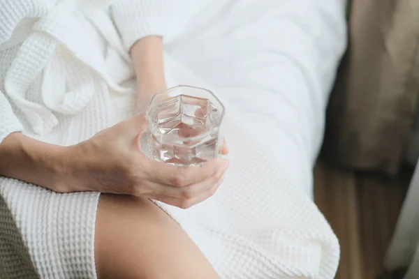 Mujer Sosteniendo Vaso Agua Cama Después Despertar Concepto Saludable — Foto de Stock