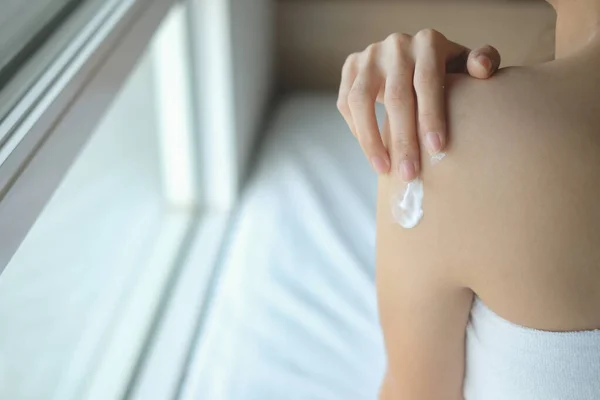 Woman Applying Back Cream Lotion Hygiene Skin Body Care Concept — Stock Photo, Image