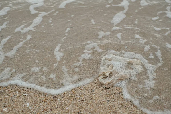 Plajda Plastik Torba Çevre Konsepti — Stok fotoğraf