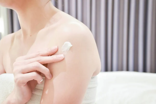 Kvinne Som Påfører Armkrem Lotion Hygiene Hudpleiebegrep – stockfoto