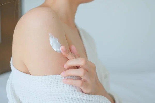 Mulher Aplicando Creme Braço Loção Conceito Cuidados Com Corpo Pele — Fotografia de Stock