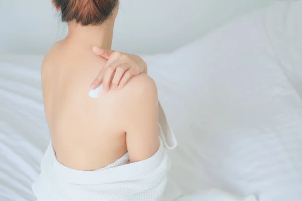 Woman Applying Her Back Cream Lotion Hygiene Skin Body Care — Stock Photo, Image