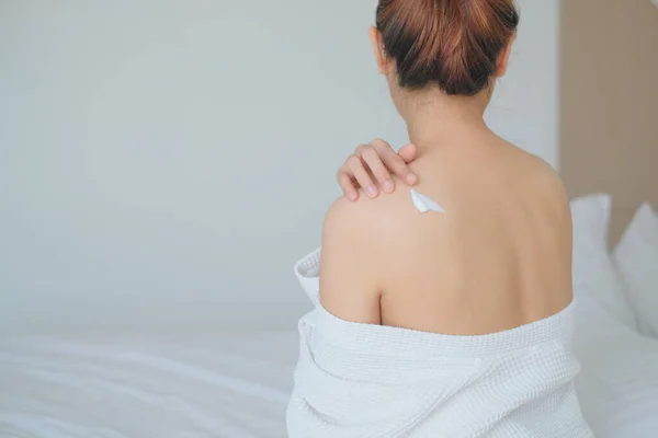 Mujer Está Aplicando Crema Loción Espalda Higiene Concepto Cuidado Corporal — Foto de Stock