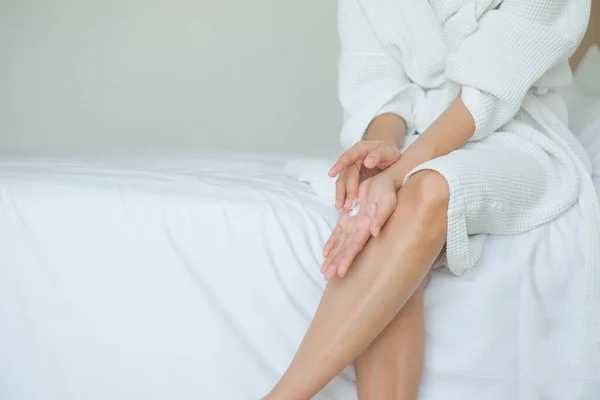 Mulher Aplicando Creme Pernas Loção Higiene Conceito Cuidados Com Corpo — Fotografia de Stock