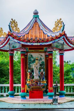 Kuan Yin gökyüzü arka plan ile heykeli.