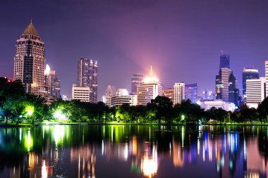 Alacakaranlık gece sahne Bangkok alacakaranlıkta Lumpini Parkı