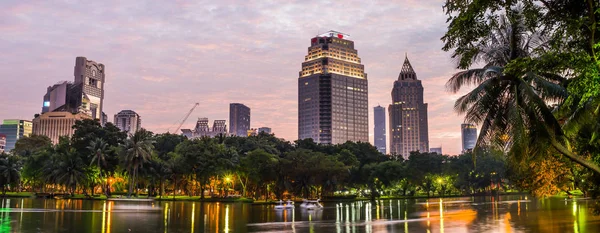 Twilight night scene of Bangkok at dusk from Lumpini Park — Stock Photo, Image