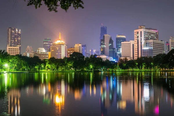 Twilight night scene of Bangkok at dusk from Lumpini Park — Stock Photo, Image