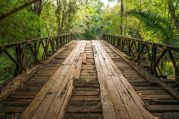 Деревянный мост через реку в тропической стране, Лаос — стоковое фото
