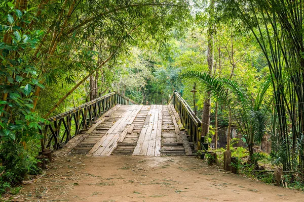 Ponte di legno sul fiume nel paese tropicale, Laos — Foto Stock