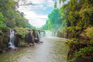 Phasom şelale (Tad) tropikal ülkede Laos