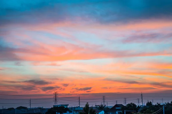 Crepúsculo céu azul na cidade — Fotografia de Stock