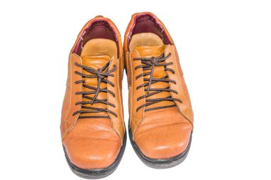 Beyaz arka plan ile kahverengi deri ayakkabı