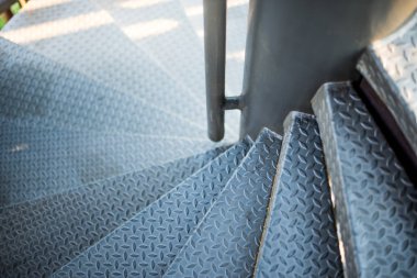 Geçit ahşap köprü üzerinde gökyüzü görünümü doğal şehirde arıyor