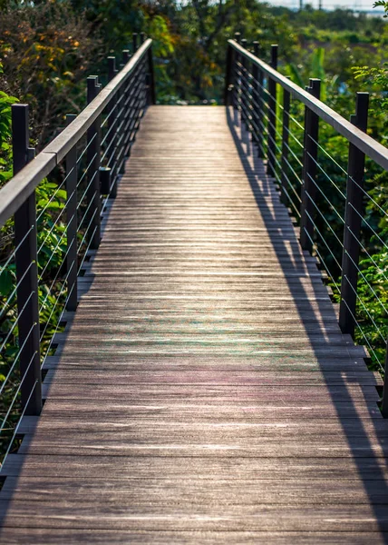 Прогулочный деревянный мост на небе с видом на природу в городе — стоковое фото