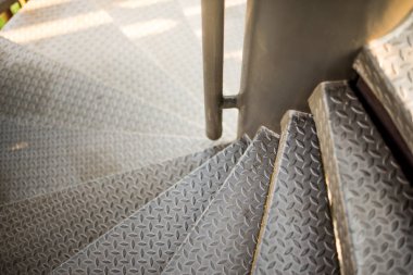 Geçit ahşap köprü üzerinde gökyüzü görünümü doğal şehirde arıyor