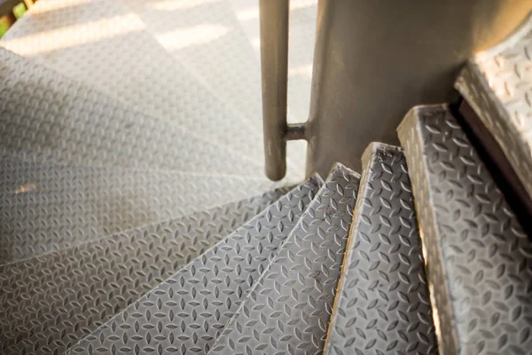 Geçit ahşap köprü üzerinde gökyüzü görünümü doğal şehirde arıyor