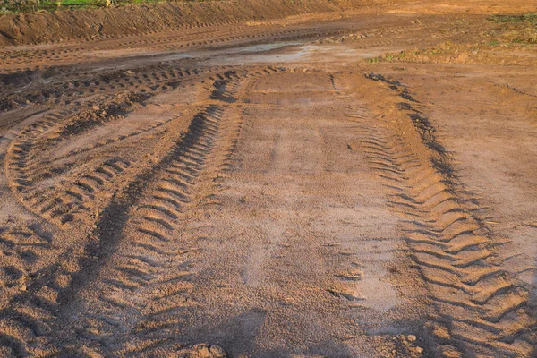 Сельскохозяйственное поле, на котором ездили тяжелые автомобили. Руды от колес в грязи, образовавшейся после дождя — стоковое фото