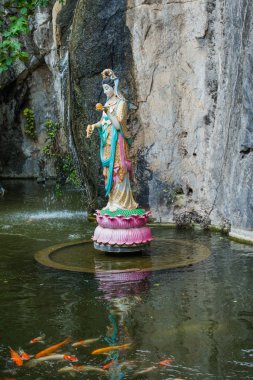 Guan Yin heykel Thaiand dağda bir arka plan ile.