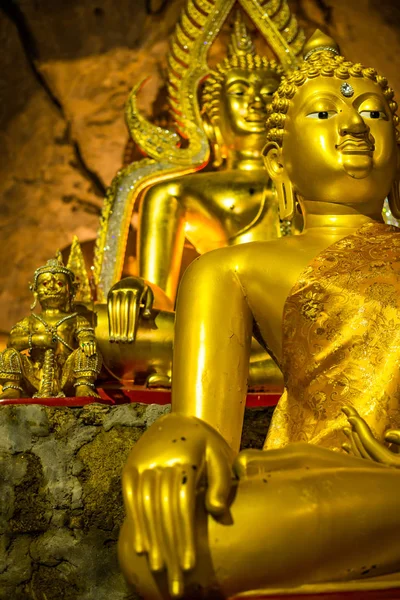 タイの洞窟で瞑想金の仏 — ストック写真