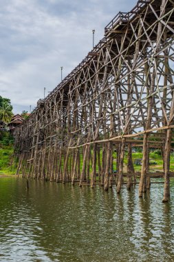 (Mon Köprüsü) Sangkhlaburi District nehir üzerinde ahşap köprü, Kanchanaburi, Tayland.