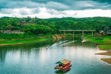 (Mon Köprüsü) Sangkhlaburi District nehir üzerinde ahşap köprü, Kanchanaburi, Tayland.