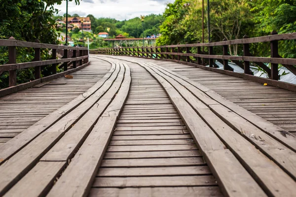 (Mon Bridge) Wooden bridge over the river in Sangkhlaburi District, Kanchanaburi, Thailand. — Stock Photo, Image