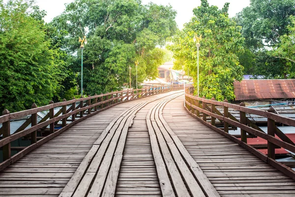 (Деревянный мост через реку в районе Санхлабури, Канчанабури, Таиланд . — стоковое фото
