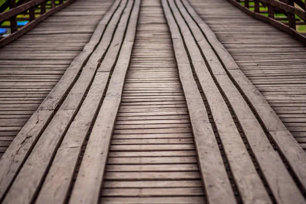 (Mon Bridge) Wooden bridge over the river in Sangkhlaburi District, Kanchanaburi, Thailand. — Stock Photo, Image