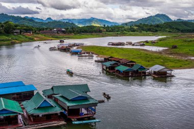 (Mon Köprüsü) Sangkhlaburi District nehir üzerinde ahşap köprü, Kanchanaburi, Tayland.