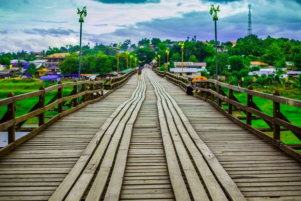 (Ponte) Ponte de madeira sobre o rio no distrito de Sangkhlaburi, Kanchanaburi, Tailândia . — Fotografia de Stock