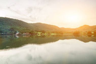 (Ang Kep Nam Khao Wong) khao wong gölünde eski bir geleneksel ev, Suphanburi, Tayland