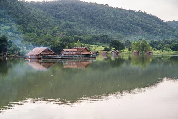 (昂开普南考黄） 在泰国苏班武里考旺湖的一个古老的传统房子 — 图库照片