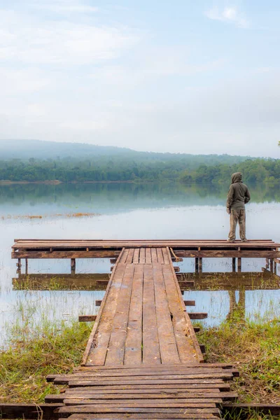 Gezichtspunt op Chakrapong Reservoir (Kho Ito waterval) op prachinburi thailand. Stockafbeelding