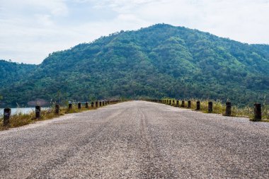 Baraj yolda su tutan.