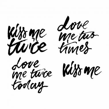 Beni iki kez seviyor. Bugün iki kere beni seviyor. Öp beni. el yazı 