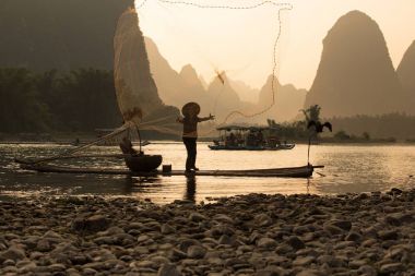 Balıkçılar Li Nehri üzerinde 