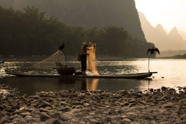 Balıkçılar Li Nehri üzerinde 