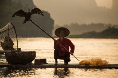 Balıkçılar Li Nehri üzerinde 