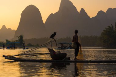 Balıkçılar Li Nehri üzerinde 